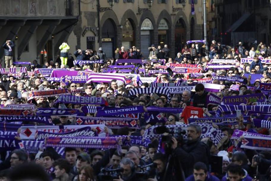 Una marea di sciarpe viola, l&#39;omaggio dei tifosi della Fiorentina nel piazzale della Basilica di Santa Croce. Ap